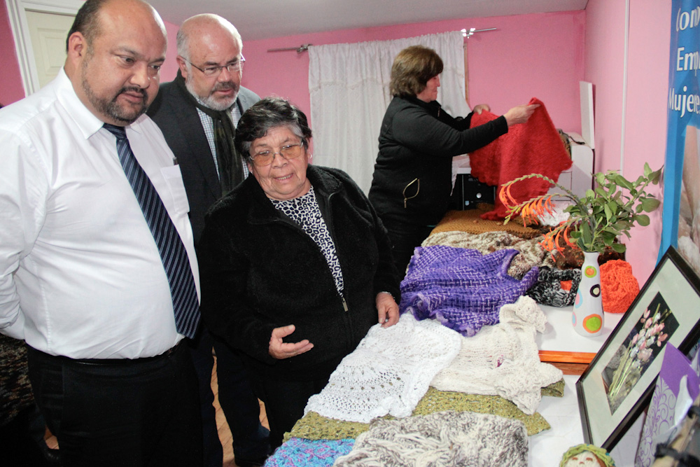Photo of Emprendedoras de Las Rojas presentan trabajo textil al CORE realizado gracias a fondos concursables