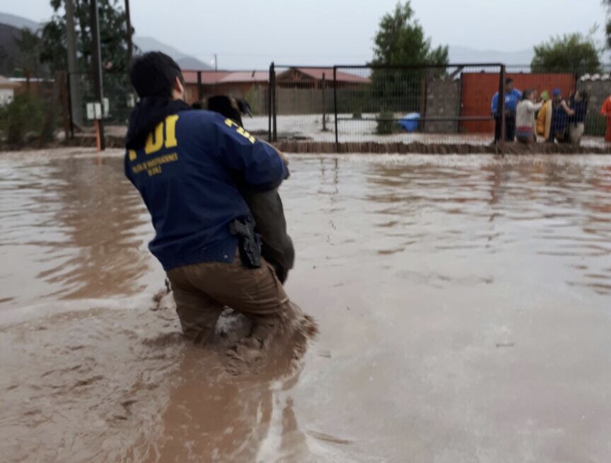 Photo of Detectives PDI cooperan en evacuación en localidad de Pelicana
