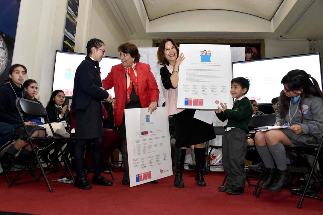 Photo of Estudiante de Vicuña entregó propuestas de Parlamentos Escolares Saludables a Ministras de Educación y Salud