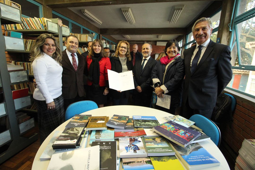 Photo of Consejo Regional dona libros a Escuela de Porto Alegre que lleva el nombre de Gabriela Mistral