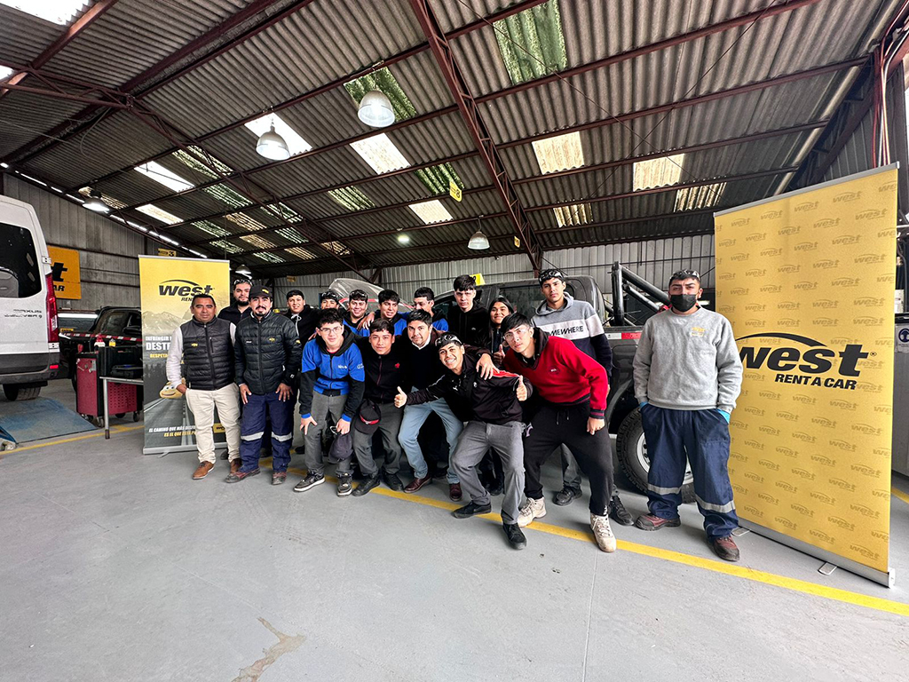 Estudiantes del Colegio San Martín de Porres visitan empresa West Rent